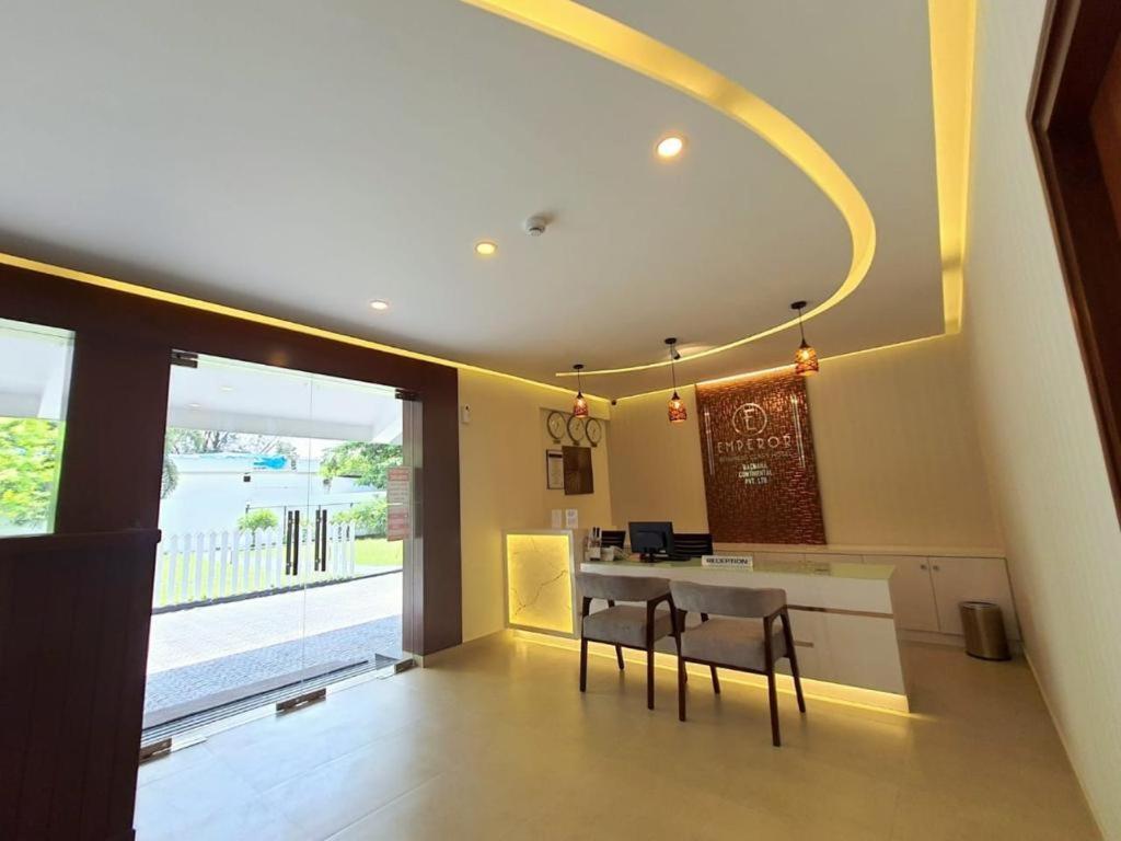 Emperor-Hotel Rachana Continental Pvt Ltd Kizhake Chālakudi Exterior foto