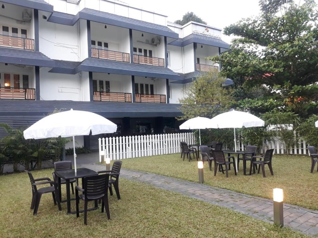 Emperor-Hotel Rachana Continental Pvt Ltd Kizhake Chālakudi Exterior foto